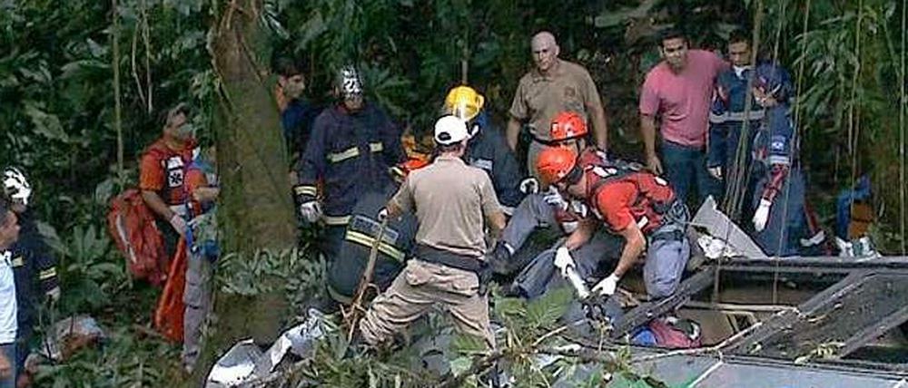 Rettungskräfte beim Einsatz in Santa Catarina, Brasilien. Ein Bus ist in eine Schlucht gestürzt. 