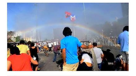 Ein Wasserwerfer der Polizei während der Gay Pride am Sonntag in Istanbul erzeugt einen Regenbogen. Die sozialen Netzerke feiern. 