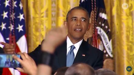 "Das ist mein Haus", sagt US-Präsident Barack Obama bei einer Rede am Mittwoch im Weißen Haus zu einem Zwischenrufer. Dann muss der Mann den Saal verlassen. Hier ein Screenshot eines Videos von dem Vorfall. 