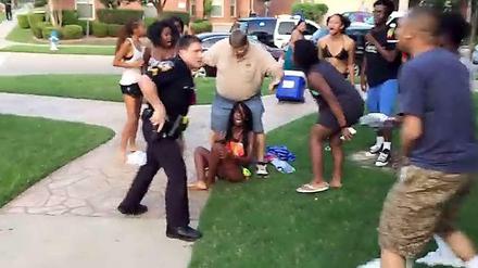 Ein Polizist zückt seine Waffe, später drückt er die 14-jährige Schwarze im Bikini für längere Zeit auf den Boden. Dieser Fall von unverhältnismäßiger Polizeigewalt ereignete sich nach einer Poolparty in Texas. 