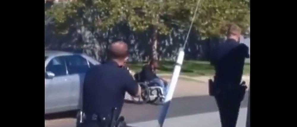 Polizisten in den USA erschießen einen Schwarzen im Rollstuhl, weil er angeblich bewaffnet gewesen sein soll. Ein Video des Vorfalls ist bei Youtube zu finden.