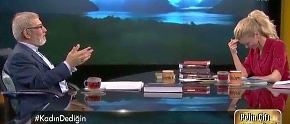 Fernsehmoderatorin Pelin Çift lacht über die Ausführungen zu Sex-Verboten von Muslimen des prominenten Theologe Ali Riza Demirkan im türkischen Fernsehen am Freitag. 