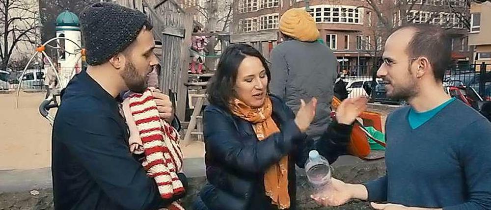 Ein Screenshot aus dem Video "Shit Prenzlschwaben Say": Ein schwäbisches Pärchen in Berlin erklärt einem englischsprachigen Mann, dass Pfandflaschen nicht in den Mülleimer gehören. 