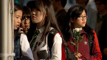 Schülerinnen in Südkorea gedenken der Opfer.