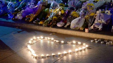 Blumen und Kerzen erinnern an die Opfer in Schanghai.