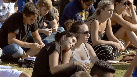 Studenten an der University of California in Goleta bei einer Trauerveranstaltung für die Opfer des Amokläufers.
