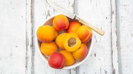 Aprikosenkerne enthalten das Gift Zyanid.