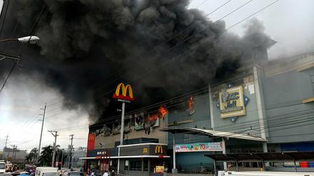 Viele Tote auf den Philippinen: Das Einkaufszentrum in Davao in Flammen 