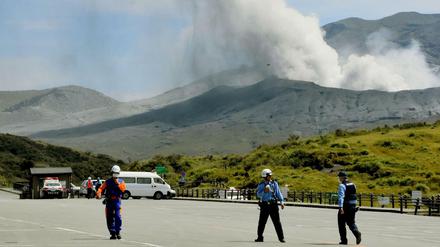 Die Behörden verhängten eine Sperrzone von vier Kilometern rund um den Vulkan. 
