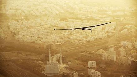 "Solar Impulse 2" am Dienstag über Maskat, der Hauptstadt des Sultanats Oman. Für den Sonnenflieger startet die zweite Etappe der Erdumrundung. Es geht auf nach Indien. 