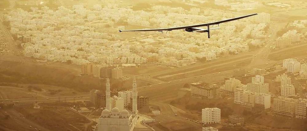 "Solar Impulse 2" am Dienstag über Maskat, der Hauptstadt des Sultanats Oman. Für den Sonnenflieger startet die zweite Etappe der Erdumrundung. Es geht auf nach Indien. 