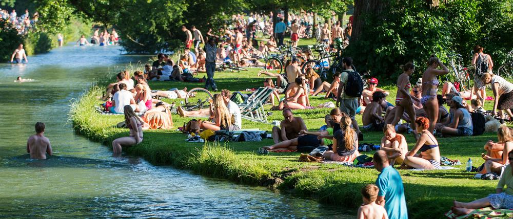 Im Englischen Garten in München genießen die Menschen Temperaturen von über 30 Grad Celsius.