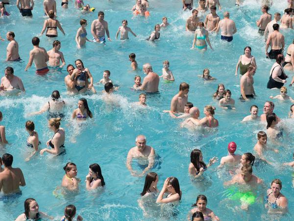 Zahlreiche Badegäste stehen am 04.07.2015 im Freibad Bilzbad in Radebeul bei Dresden (Sachsen) im Wasser.