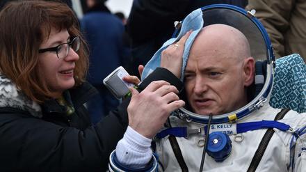 US-Astronaut Scott Kelly bekommt nach seiner Landung in Kasachstan erstmal die Stirn gewischt. 