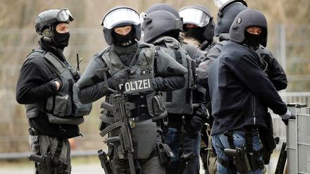 Beamte eines Spezialeinsatzkommandos (SEK) der Polizei stehen am 05.04.2013 in Köln. Ein neuen Kollege hat sich über Schikanierung beschwert, er soll unter anderem gefesselt worden sein. 