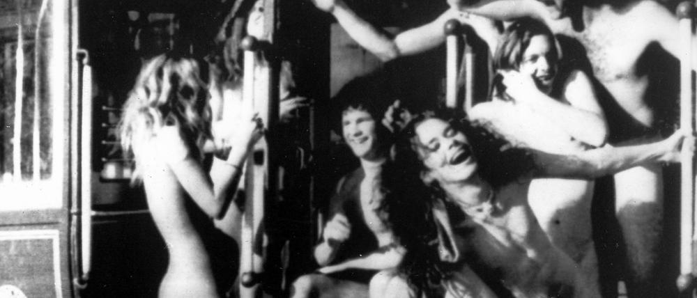 Damals eine Protestgeste, heute Alltagsverhalten? In San Francisco, wo der 70er Jahre Sommer of Love gefeiert wurde, gilt heute ein Nacktheitsverbot, in Berlin liegen die Nackten überall herum. 