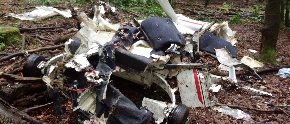 Trümmerteile eines abgestürzten Kleinflugzeugs liegen am Mittwoch nahe der kleinen Ortschaft Mühlenberg im Solling (Niedersachsen). Bei dem Absturz des Propellerflugzeuges sind zwei Menschen ums Leben gekommen.
