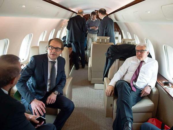 Außenminister Frank-Walter Steinmeier (rechts) und Verkehrsminister Alexander Dobrindt vor ihrem Abflug nach Frankreich.