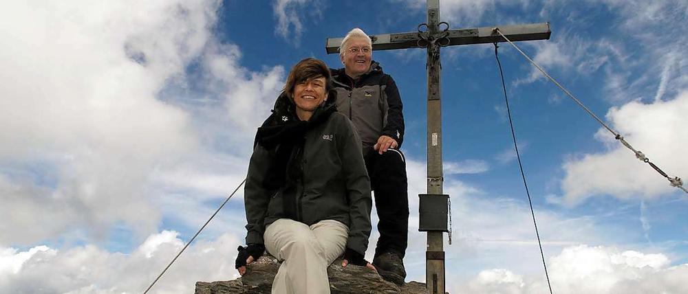 Frank-Walter Steinmeier (SPD) und seine Ehefrau Elke Büdenbender, aufgenommen im August 2008 auf dem Gipfel der Wilden Kreuzspitze in den Pfunderer Bergen inSüdtirol.