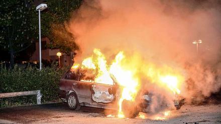 Ein brennendes Auto in Kista, einem Vorort von Stockholm.