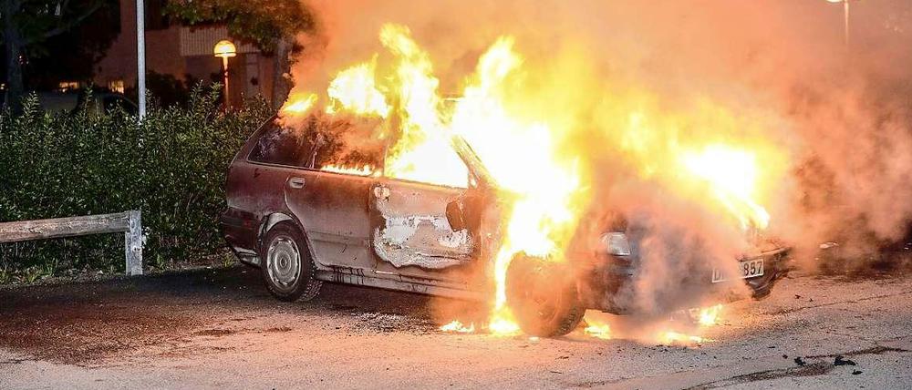 Ein brennendes Auto in Kista, einem Vorort von Stockholm.