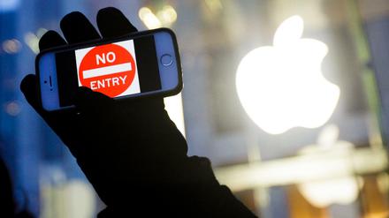 Zugang gesperrt. Apple weigert sich bisher, seine Smartphones zu entschlüsseln.
