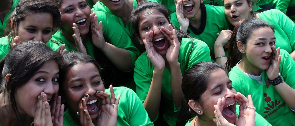 Frauen kämpfen in Indien um ihre Rechte. Das Foto zeigt Studentinnen, die in Chandigarh an einer Kampagne teilnehmen, die sich gegen Gewalt an Frauen und Mädchen wendet. 