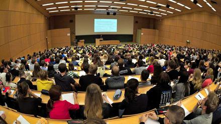 Ein überfüllter Hörsaal an der Universität in Ilmenau (Thüringen). Wie wäre es denn mit einem Master in Schweden? 