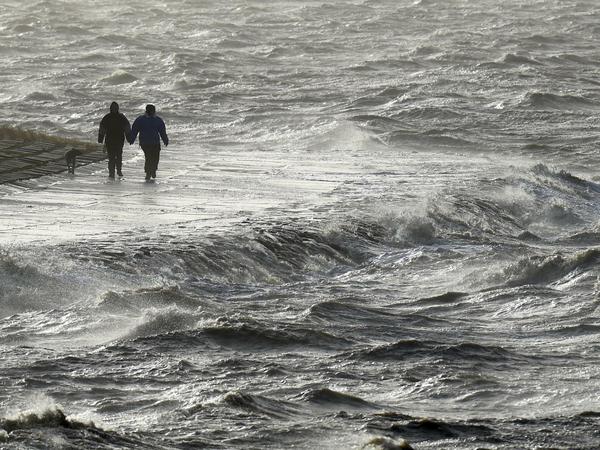 Passanten trotzen an der Nordsee dem Sturm (Archivbild) 