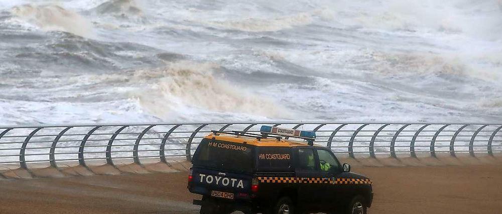 Die Ausläufer des Hurrikans "Gonzalo" haben die Westküste Großbritanniens getroffen. An der deutschen und niederländischen Nordseeküste soll der Sturm am Mittwoch ankommen.