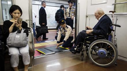 Menschen in Japan - hier eine Alltagsszene von der Untergrundbahn in Tokio - haben laut WHO die höchste Lebenserwartung weltweit. 