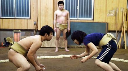 Sayaka Matsuo beim Training im Sumo-Ringen. 