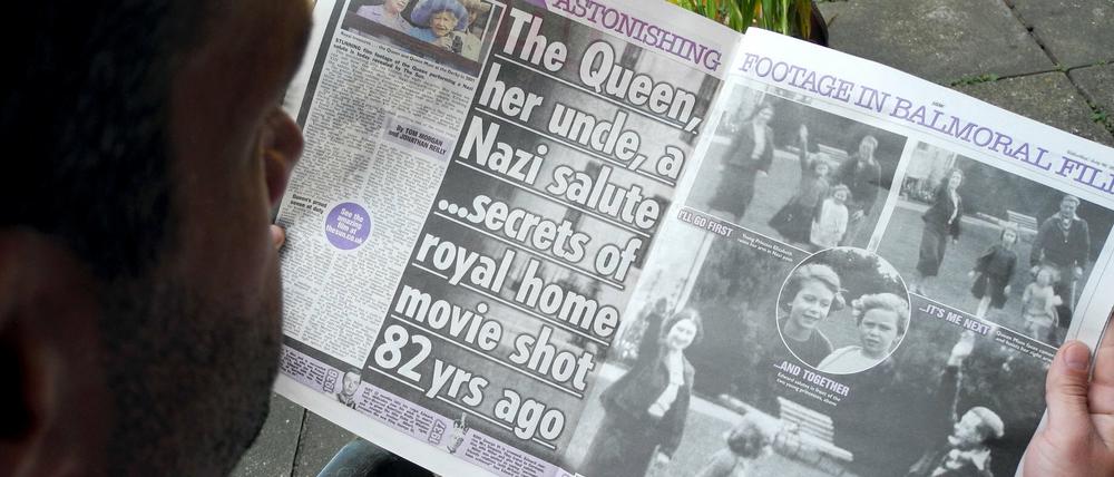 Ein Blick in die "Sun" mit Screenshots des Videos, das den Hitlergruß der Queen als Kind zeigt 