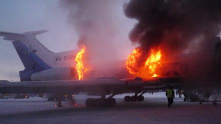 Fast alle Insassen konnten gerettet werden, obwohl das Flugzeug nach der Explosion eines Triebwerks auf der Rollbahn binnen kürzester Zeit ausbrannte.