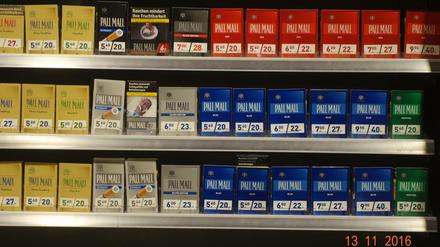 Das Foto zeigt in Potsdam Zigarettenpackungen, bei denen die Schockfotos zum größten Teil abgedeckt wurden. 