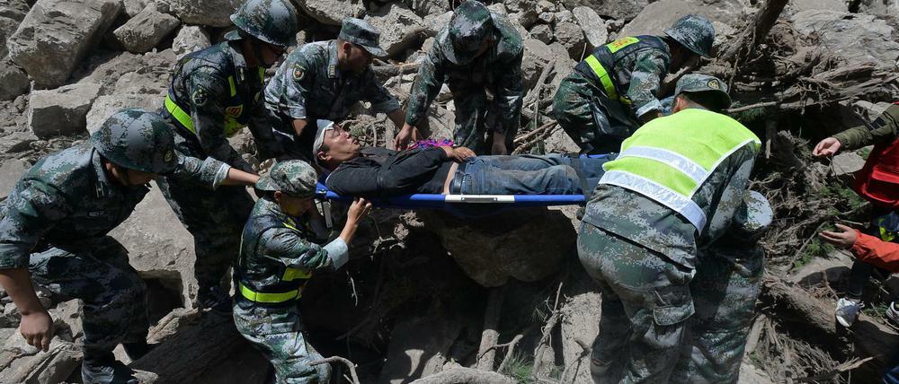 Rettungskräfte helfen einem Überlenden des schweren Erdbebens.
