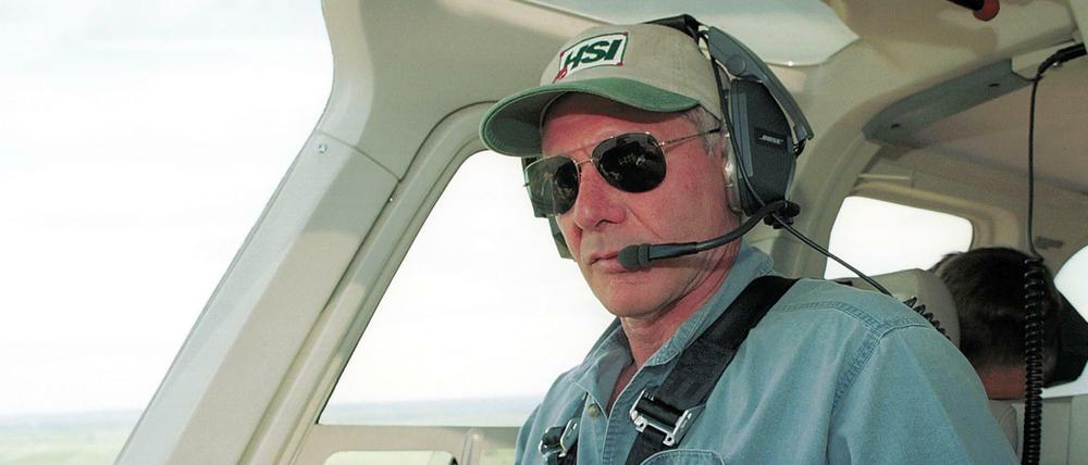 Filmstar Harrison Ford im Jahre 2001 in einem Helikopter. 