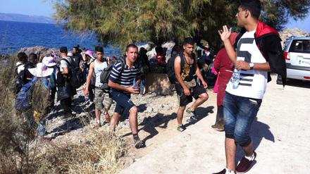 Weiter Richtung Deutschland und Schweden. Viele der Flüchtlinge und Migranten, die wie hier gerade im Norden der Insel Lesbos in Griechenland in einem Schlepperboot angekommen sind, machen sich zu Fuß auf Richtung Fährthafenstadt Mytilini. Dann geht es weiter mit der Fähre nach Athen.