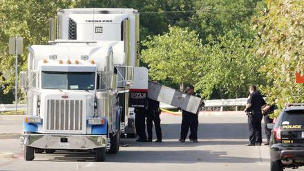 Texas: Ermittler untersuchen den Lkw, in dem die Leichen gefunden wurden.