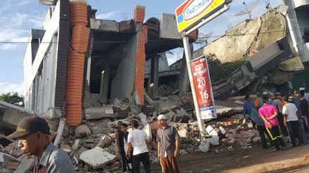 Heftiger Erdstoß: Zerstörte Häuser in Indonesien
