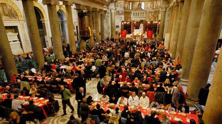 Einmal essen wie ein Fürst. Obdachlose erhalten in der römischen Kirche Santa Maria an jedem 25. Dezember ein Weihnachtsessen.