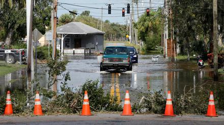 Autos fahren durch eine überflutete Straße in Daytona Beach, Florida. 