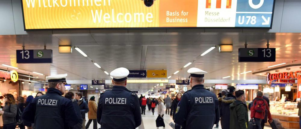 Polizisten am Düsseldorfer Hauptbahnhof am Tag nach dem Amoklauf