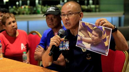 Manilas Polizeichef Oscar Albayalde zeigt ein Foto des Täters.