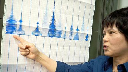 Eine Expertin für Seismologie in Taiwan zeigt die Dokumentation des Erdbebens der Stärke 6, 6. 