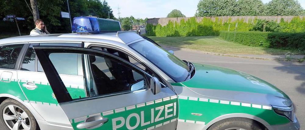 Polizeiwagen in der Nähe des Psychiatrischen Zentrums Nordbaden in Wiesloch. Von dort ist der Taximörder am Wochenende ausgebrochen.