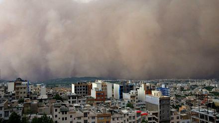 Ein gewaltiger Sandsturm zieht über Teheran hinweg.
