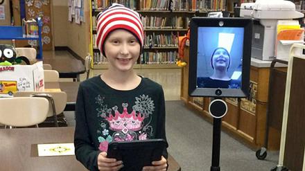 Peyton Walton mit ihrem Roboter PAVS in der Schule in Poolesville, USA. Die Grundschülerin hat eine seltene Krebserkrankung und muss sich in New York behandeln lassen.