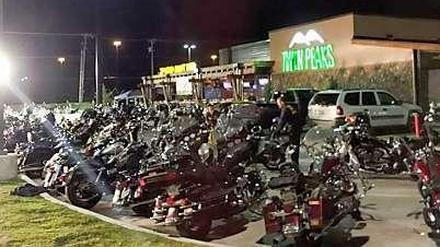 Polizisten stehen am Sonntag zwischen Motorrädern vor dem Restaurant Twin Peaks in Waco, Texas, USA. Bei einer Schießerei kamen neun Menschen ums Leben. 