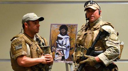 Mitglieder einer Spezialeinheit der US-Polizei nach der Schießerei bei einer Ausstellung mit Mohammed-Karikaturen in Garland.
